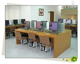 照片:語言中心自學區